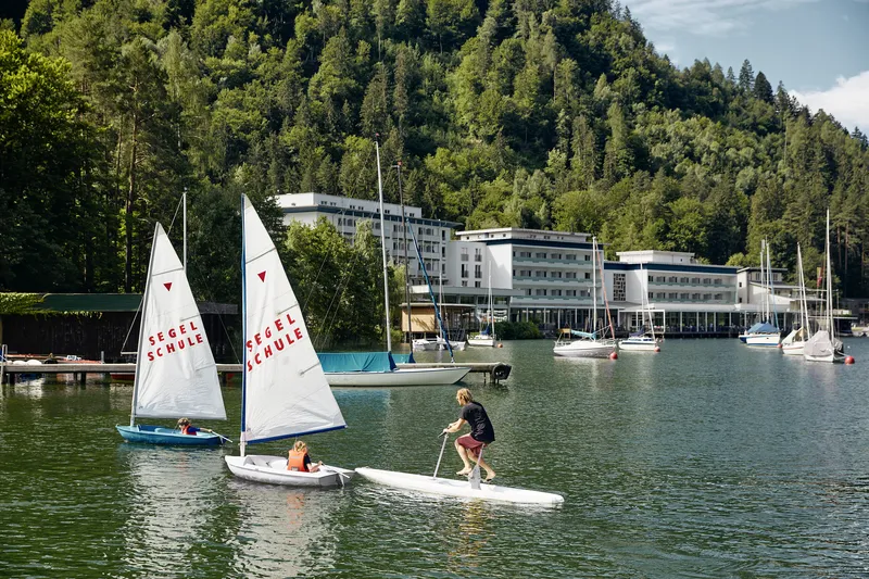 Segelboote vor ROBINSON LANDSKRON am Ossiacher See