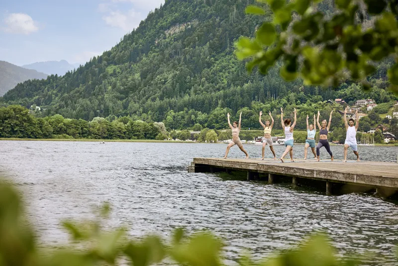 Yoga am Steg vor der Kärntner Bergkulisse