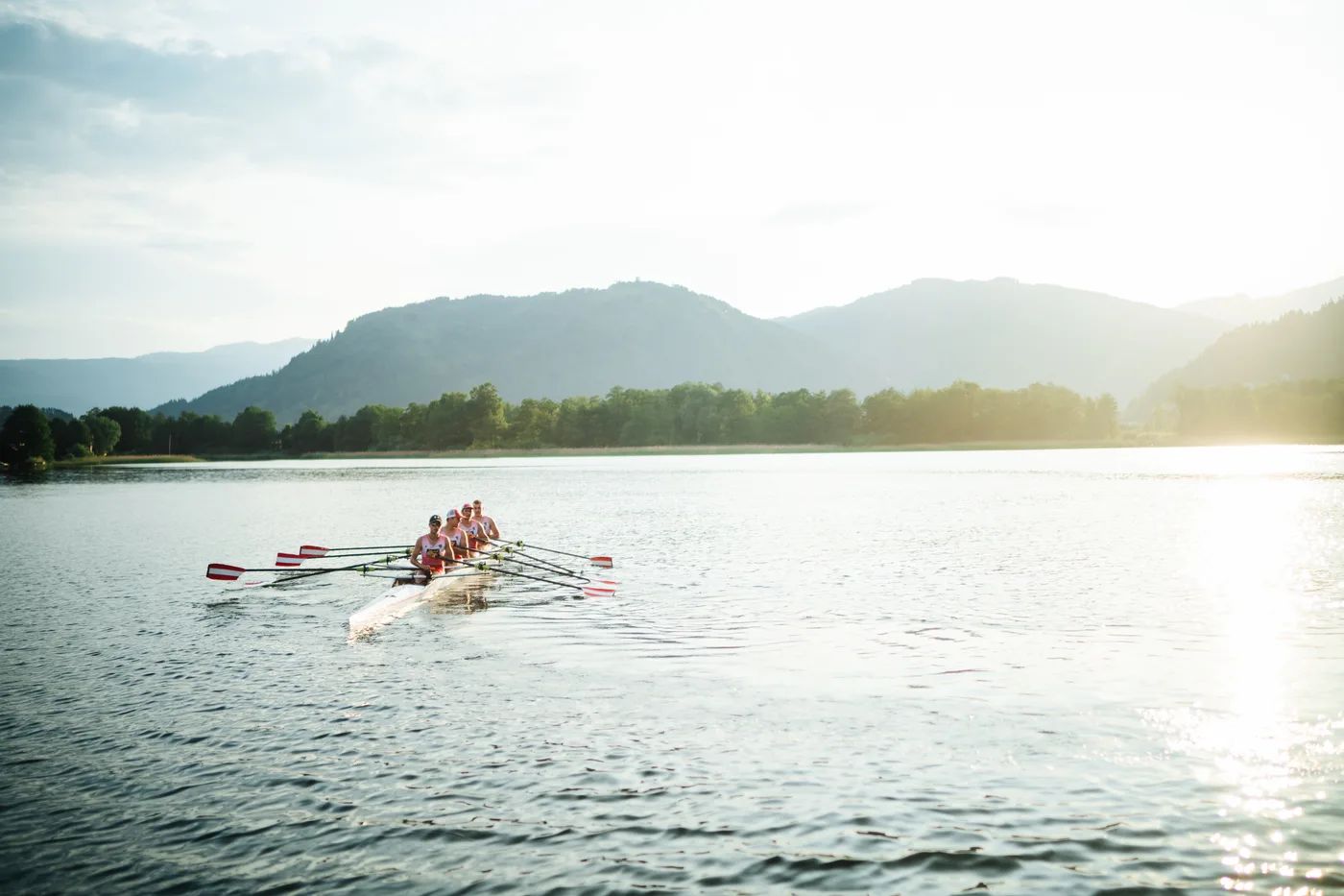 Ruderteam beim gemeinsamen Training auf dem See